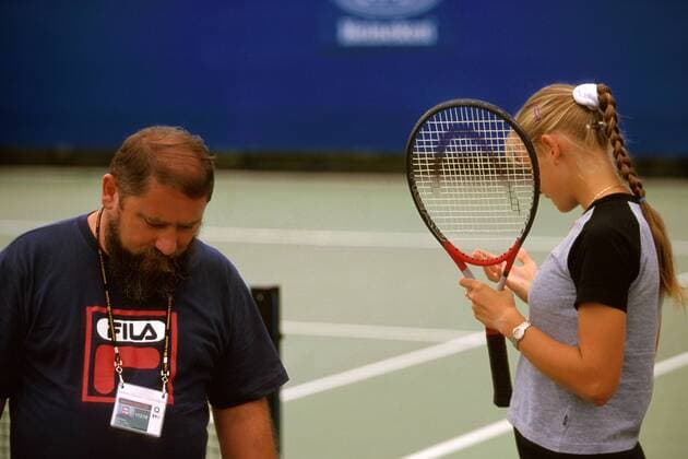 Damir Dokic (li.) und seine Tochter Jelena (beide Australien) haben sich nichts zu sagen Tennis Damen Australian Open 2000, Grand Slam, WTA-Tour, Hartplatz, Hartcourt, Hartplatztennis, Hartplatzturnier Einzelbild Flinders Park Melbourne Spannung