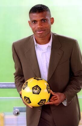 Sunday Oliseh (BVB) mit BVB-Ball Fußball 1. BL Herren Saison 2000 2001, Borussia Dortmund Einzelbild Westfalenstadion Dortmund
