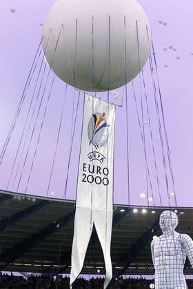 Ein Riesenfußball wird während der Eröffnungsfeier von einer Riesenpuppe in die Luft gekickt Fußball EM Herren Europameisterschaft 2000, Eröffnung, Eröffnungszeremonie, Rahmenprogramm, Show, Showprogramm Totale König-Baudouin-Stadion Brüssel