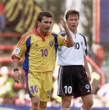 Lothar Matthäus (re., Deutschland) schaut Gheorghe Hagi (Rumänien) beim Meckern zu Fußball EM Herren Europameisterschaft 2000, Nationalmannschaft, Nationalteam, Nationaltrikot, Länderspiel Gruppe Stade de Sclessin, Gruppenspiel, Gruppe A Lüttich