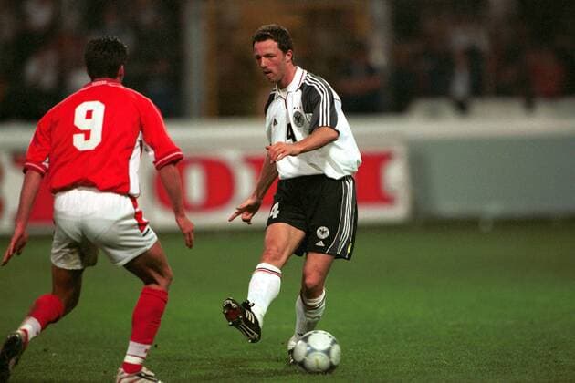 Thomas Linke (Deutschland) am Ball, links Cantaluppi (Schweiz) Fußball Länderspiel Herren Freundschaftsspiel 2000, Nationalmannschaft, Nationalteam, Nationaltrikot, Deutschland - Schweiz 1:1 Einzelbild Fritz-Walter-Stadion Kaiserslautern