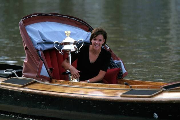 Lindsay Davenport (USA) sitzt lachend mit dem Pokal im Arm in einer Gondel auf dem Yarrariver Tennis Damen Australian Open 2000, WTA-Tour, Grand Slam, Einzelbild Yarrariver Melbourne Glück, Freude,