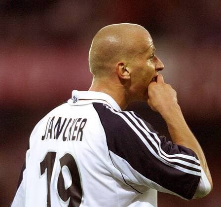 Carsten Jancker (Deutschland) beißt sich wütend in die Hand Fußball Länderspiel Herren Freundschaftsspiel 2000, Benefizspiel, Benefiz, Nationalmannschaft, Nationalteam, Nationaltrikot Einzelbild Dreisamstadion Freiburg Spannung, Wut, Komik