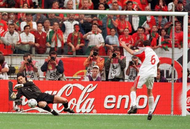 Erdem Arif (Türkei) scheitert mit seinem Elfer an Torwart Vitor Baia (Portugal) Fußball EM Herren Europameisterschaft 2000, Viertelfinale, Länderspiel, Nationalmannschaft, Nationalteam Totale Amsterdam Arena Amsterdam Abwehr Spannung,