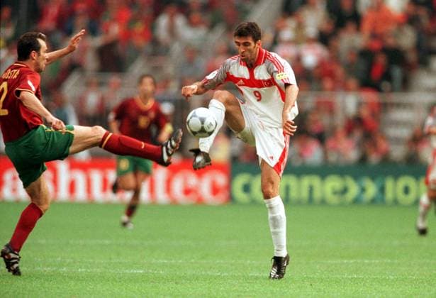 Hakan Sükür (Türkei, re.) und Jorge Costa (Portugal) im Duell Fußball EM Herren Europameisterschaft 2000, Viertelfinale, Länderspiel, Nationalmannschaft, Nationalteam Gruppe Amsterdam Arena Amsterdam Dynamik