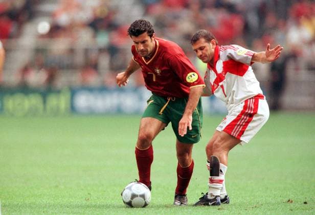 Okan Buruk (Türkei, re.) und Luis Figo (Portugal) im Duell Fußball EM Herren Europameisterschaft 2000, Viertelfinale, Länderspiel, Nationalmannschaft, Nationalteam Gruppe Amsterdam Arena Amsterdam