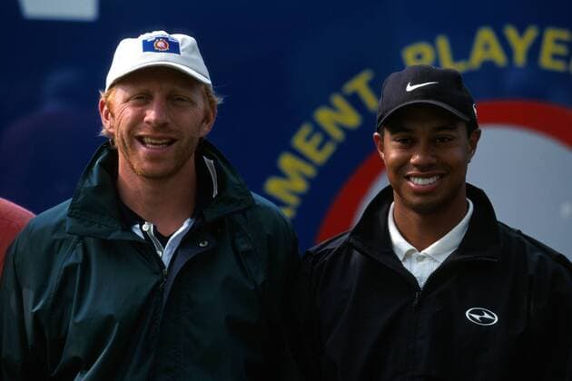 Boris Becker (li., Deutschland) und Eldrick Tiger Woods (USA) mit professionellem Lächeln in Richtung der Objektive Golf Herren Golfen 2000, Deutsche Bank SAP Open Pro-Am, ProAm, Prominentengolf, Prominente, VIP, Promi Gruppe Gut Kaden bei Hamburg Alveslohe