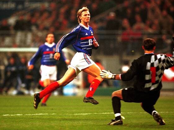 Tony Vairelles (Frankreich) schwebt im gegnerischen Strafraum Fußball Länderspiel Herren Freundschaftsspiel 1999, Nationalmannschaft, Nationalteam, Nationaltrikot Einzelbild Saint Denis, Stade de France Paris  