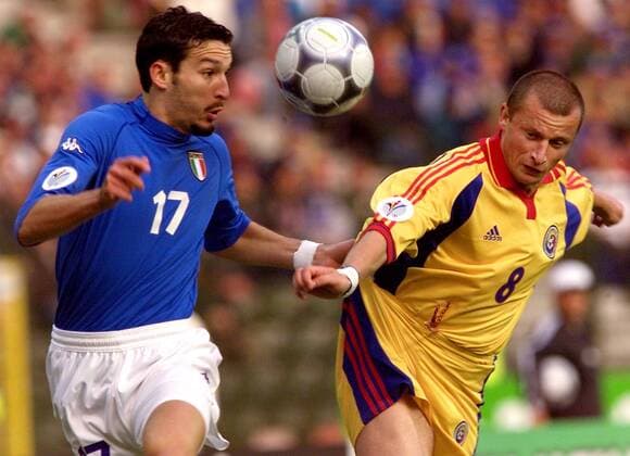Gianluca Zambrotta (li., Italien) gegen Dorinel Munteanu (Rumänien) Fußball EM Herren Europameisterschaft 2000, Nationalmannschaft, Nationalteam, Nationaltrikot, Viertelfinale Gruppe König Baudouin Stadion Brüssel Dynamik, Kampf