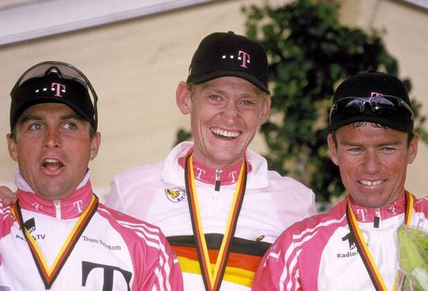 V. l.: Zweiter Steffen Wesemann, Sieger Rolf Aldag und Drittplatzierter Udo Bölts (alle Team Telekom) bei der Siegerehrung Radsport LM Herren Deutsche Meisterschaft 2000, DM, Rad, Straßenradsport, Straße, Straßenrennen, Profi, Profis Gruppe Radrennen, Radrennsport Heppenheim Freude,