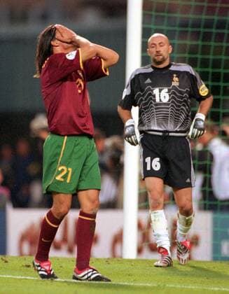Nuno Gomes (Portugal) enttäuscht, re. Keeper Barthez (Frankreich) Fußball EM Herren Europameisterschaft 2000, Länderspiel, Nationalmannschaft, Nationalteam, Nationaltrikot, Halbfinale Gruppe König-Baudouin-Stadion Brüssel Enttäuschung, Verzweiflung