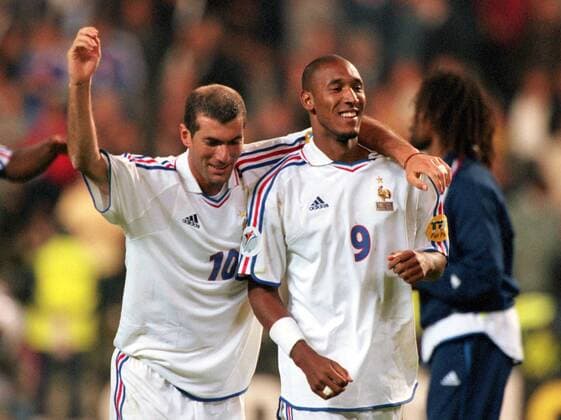 Zinedine Zidane (li.) und Nicolas Anelka (beide Frankreich) jubeln nach Spielende über den Finaleinzug Fußball EM Herren Europameisterschaft 2000, Länderspiel, Nationalmannschaft, Nationalteam, Nationaltrikot, Halbfinale Gruppe König-Baudouin-Stadion Brüssel Freude,