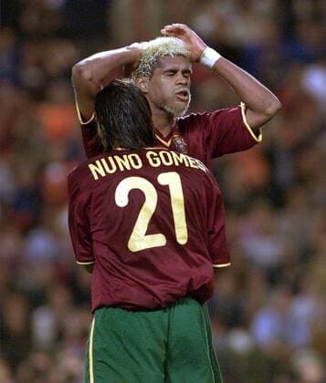 Nuno Gomes (vorn) versucht, den enttäuschten Abel Xavier (beide Portugal) zu trösten Fußball EM Herren Europameisterschaft 2000, Länderspiel, Nationalmannschaft, Nationalteam, Nationaltrikot, Halbfinale Gruppe König-Baudouin-Stadion Brüssel Enttäuschung, Verzweiflung,