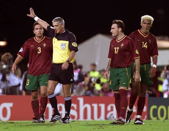 FIFA-Schiedsrichter Günter Benkö (Österreich) beim Elfmeterpfiff umringt von enttäuschten Portugiesen, v.li.: Rui Jorge, Paulo Bento, Abel Xavier (alle Portugal) Fußball EM Herren Europameisterschaft 2000, Länderspiel, Nationalmannschaft, Nationalteam, Nationaltrikot, Halbfinale Gruppe König-Baudouin-Stadion Brüssel Enttäuschung, Spannung
