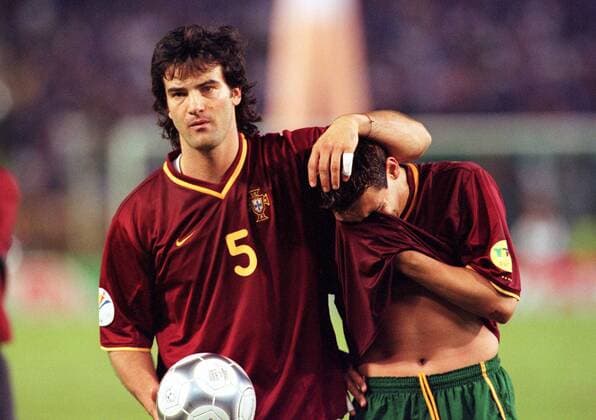 Fernando Couto (li.) tröstet Sergio Conceicao (beide Portugal) Fußball EM Herren Europameisterschaft 2000, Länderspiel, Nationalmannschaft, Nationalteam, Nationaltrikot, Halbfinale Gruppe König-Baudouin-Stadion Brüssel Enttäuschung, Verzweiflung, Kameradschaft