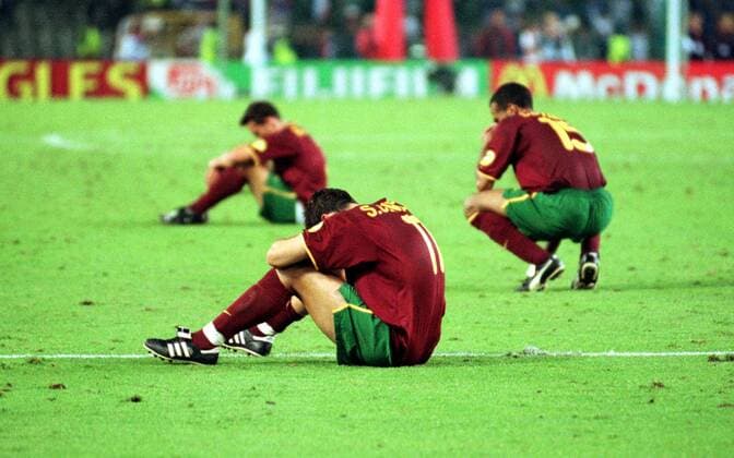 Die Portugiesen nach Spielende am Boden, vorn: Sergio Conceicao Fußball EM Herren Europameisterschaft 2000, Länderspiel, Nationalmannschaft, Nationalteam, Nationaltrikot, Halbfinale Totale König-Baudouin-Stadion Brüssel Enttäuschung, Verzweiflung