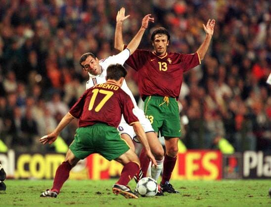 Zinedine Zidane (Frankreich) gegen Paulo Bento (vorn) und Manuel Dimas (beide Portugal) Fußball EM Herren Europameisterschaft 2000, Länderspiel, Nationalmannschaft, Nationalteam, Nationaltrikot, Halbfinale Gruppe König-Baudouin-Stadion Brüssel Dynamik, Kampf, Abwehr Komik