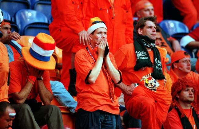 Holländische Fans verzweifelt Fußball EM Herren Europameisterschaft 2000, Länderspiel, Nationalmannschaft, Nationalteam, Nationaltrikot, Halbfinale Gruppe Amsterdam Arena Amsterdam Enttäuschung, Verzweiflung,