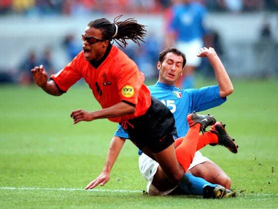 Marc Iuliano (Italien, re.) bringt Edgar Davids (Holland) im Strafraum zu Fall Fußball EM Herren Europameisterschaft 2000, Länderspiel, Nationalmannschaft, Nationalteam, Nationaltrikot, Halbfinale Gruppe Amsterdam Arena Amsterdam Dynamik, Kampf,