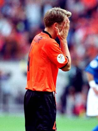 Frank de Boer (Holland) verzweifelt nach verschossenem Elfmeter Fußball EM Herren Europameisterschaft 2000, Länderspiel, Halbfinale, Nationalmannschaft, Nationalteam, Nationaltrikot Einzelbild Arena Amsterdam Enttäuschung, Verzweiflung,