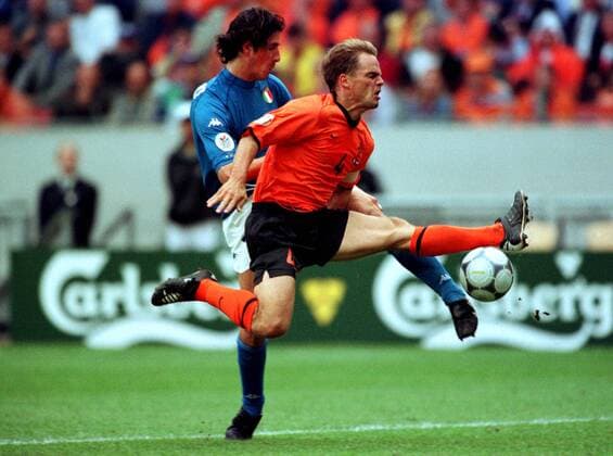 Frank de Boer (Holland, re.) im Duell mit Marco Delvecchio (Italien) Fußball EM Herren Europameisterschaft 2000, Länderspiel, Halbfinale, Nationalmannschaft, Nationalteam, Nationaltrikot Gruppe Arena Amsterdam Dynamik, Kampf