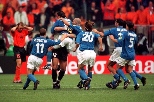 Torwart Toldo im Mittelpunkt: Pessotto, del Piero, Di Biagio, Totti, Iuliano und Cannavaro (alle Italien, v. li.) feiern ihren Keeper, im Hintergrund der unglückliche Holländer Bosvelt Fußball EM Herren Europameisterschaft 2000, Länderspiel, Halbfinale, Nationalmannschaft, Nationalteam, Nationaltrikot Totale Arena Amsterdam Freude, Begeisterung,