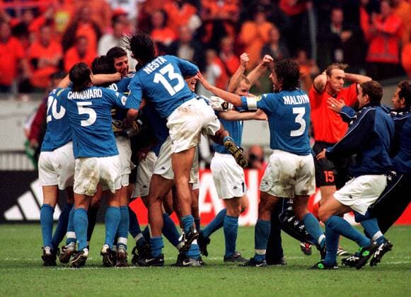 Überschwenglicher Jubel bei Italien, nachdem die Mannschaft das Elfmeterschießen gewonnen hat, im Hintergrund der unglückliche Holländer Bosvelt Fußball EM Herren Europameisterschaft 2000, Länderspiel, Halbfinale, Nationalmannschaft, Nationalteam, Nationaltrikot Totale Arena Amsterdam Begeisterung, Freude,