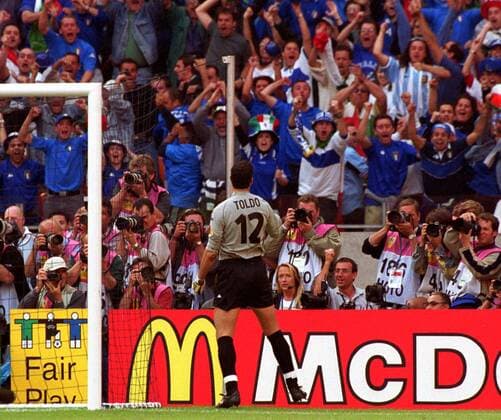 Torhüter Francesco Toldo (Italien) läßt sich von den Tifosi feiern Fußball EM Herren Europameisterschaft 2000, Länderspiel, Nationalmannschaft, Nationalteam, Nationaltrikot, Halbfinale Totale Amsterdam Arena Amsterdam Freude, Begeisterung,