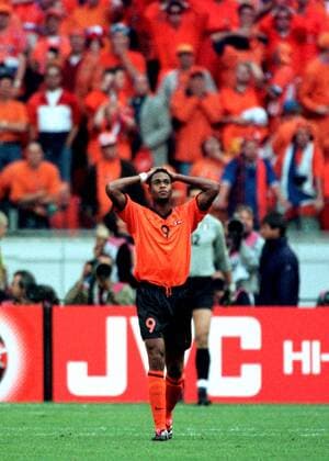 Patrick Kluivert (Holland) kann es nicht fassen: auch der zweite Elfmeter wurde nicht verwandelt, im Hintergrund leiden die Oranjes Fußball EM Herren Europameisterschaft 2000, Länderspiel, Halbfinale, Nationalmannschaft, Nationalteam, Nationaltrikot Totale Arena Amsterdam Enttäuschung,