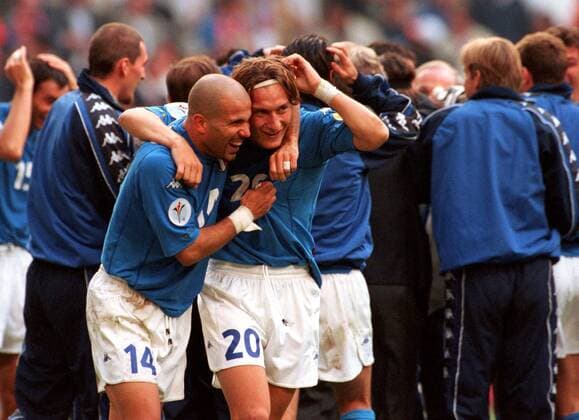 Luigi Di Biagio (li.) und Francesco Totti (beide Italien) liegen sich jubelnd in den Armen Fußball EM Herren Europameisterschaft 2000, Länderspiel, Nationalmannschaft, Nationalteam, Nationaltrikot, Halbfinale Gruppe Amsterdam Arena Amsterdam Freude, Begeisterung,