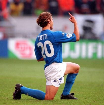 Francesco Totti ( Italien) - Siegerpose nach seinem frechen Elfmeter Fußball EM Herren Europameisterschaft 2000, Länderspiel, Nationalmannschaft, Nationalteam, Nationaltrikot, Halbfinale Einzelbild Amsterdam Arena Amsterdam Freude, Überlegenheit