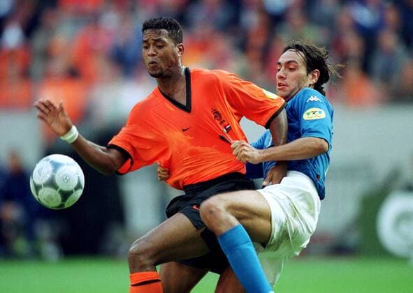 Alessandro Nesta (Italien, re.) kann nicht von Patrick Kluivert (Holland) lassen Fußball EM Herren Europameisterschaft 2000, Länderspiel, Halbfinale, Nationalmannschaft, Nationalteam, Nationaltrikot Gruppe Arena Amsterdam Dynamik, Kampf