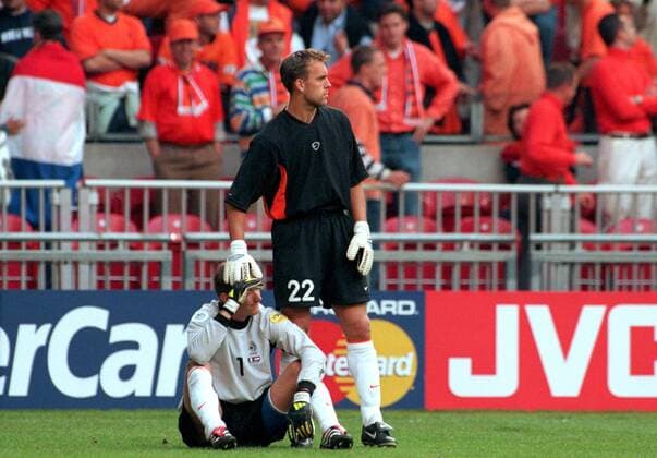 Ersatzkeeper Sander Westerveld (re.) tröstet Torhüter Edwin van der Sar (beide Holland) Fußball EM Herren Europameisterschaft 2000, Länderspiel, Nationalmannschaft, Nationalteam, Nationaltrikot, Halbfinale Gruppe Amsterdam Arena Amsterdam Enttäuschung, Verzweiflung, Kameradschaft,