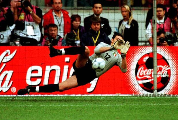Torwart Francesco Toldo (Italien) pariert beim Elfmeterschießen Fußball EM Herren Europameisterschaft 2000, Länderspiel, Halbfinale, Nationalmannschaft, Nationalteam, Nationaltrikot Einzelbild Arena Amsterdam Dynamik, Abwehr
