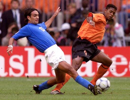 Alessandro Nesta (Italien, li.) im Duell mit Patrick Kluivert (Holland) Fußball EM Herren Europameisterschaft 2000, Länderspiel, Halbfinale, Nationalmannschaft, Nationalteam, Nationaltrikot Gruppe Arena Amsterdam Dynamik, Kampf