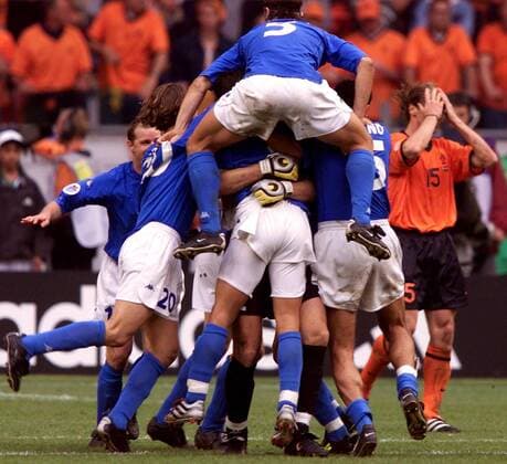 Die Italiener feiern ihren Sieg, obenauf Cannavaro (5), im Hintergrund der unglückliche Holländer Bosvelt (15) Fußball EM Herren Europameisterschaft 2000, Länderspiel, Halbfinale, Nationalmannschaft, Nationalteam, Nationaltrikot Totale Arena Amsterdam Begeisterung, Freude,