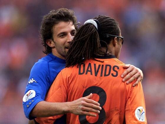 Alessandro del Piero (Italien, li.) tröstet Edgar Davids (Holland) Fußball EM Herren Europameisterschaft 2000, Länderspiel, Halbfinale, Nationalmannschaft, Nationalteam, Nationaltrikot Gruppe Arena Amsterdam Harmonie Kameradschaft,