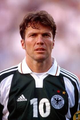 Lothar Matthäus (Deutschland) während der Nationalhymne Fußball EM Herren Europameisterschaft 2000, Nationalmannschaft, Nationalteam, Nationaltrikot, Länderspiel Porträt Stade Communal Charleroi