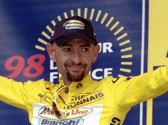 Gesamtsieger Marco Pantani (Italien Mercatone Uno) jubelnd während der Siegerehrung Radsport Herren Tour de France 1998, Radrennsport, Straßenradsport, Straßenradrennsport, Straße, Rad, Radrennen Einzelbild Paris