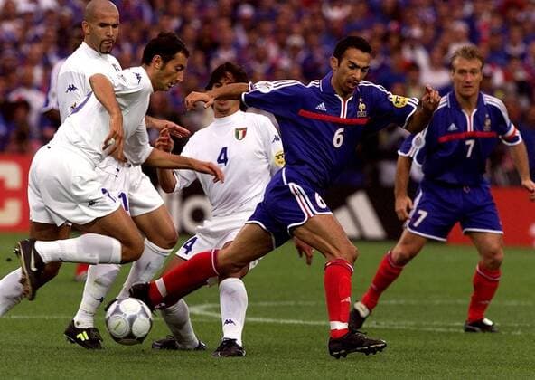 V. li.: Luigi Di Biagio, Marc Iuliano und Demetrio Albertini (alle Italien) gegen Youri Djorkaeff (Frankreich) Fußball EM Herren Europameisterschaft 2000, Nationalmannschaft, Nationalteam, Nationaltrikot, Länderspiel, Finale Gruppe De Kuip Rotterdam Dynamik, Kampf,