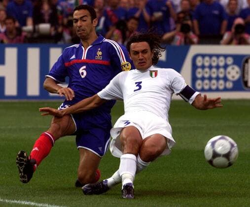 Paolo Maldini (re., Italien) klärt vor Youri Djorkaeff (Frankreich) Fußball EM Herren Europameisterschaft 2000, Nationalmannschaft, Nationalteam, Nationaltrikot, Länderspiel, Finale Gruppe De Kuip Rotterdam Dynamik, Kampf,