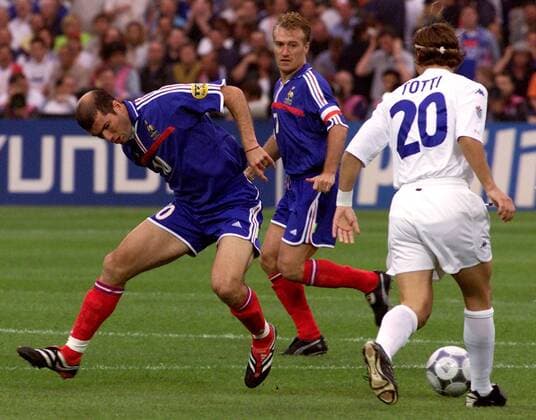 Zinedine Zidane (li., Frankreich) gegen Francesco Totti (20, Italien) Fußball EM Herren Europameisterschaft 2000, Nationalmannschaft, Nationalteam, Nationaltrikot, Länderspiel, Finale Gruppe De Kuip Rotterdam