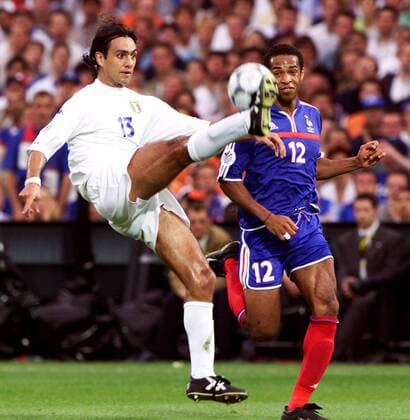 Alessandro Nesta (li., Italien) klärt stilistisch schön vor Thierry Henry (Frankreich) Fußball EM Herren Europameisterschaft 2000, Nationalmannschaft, Nationalteam, Nationaltrikot, Länderspiel, Finale Gruppe De Kuip Rotterdam Dynamik, Anmut