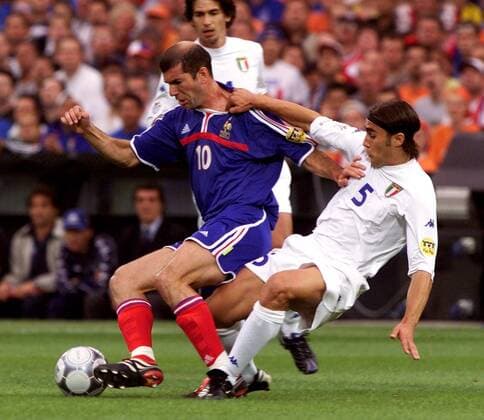 Fabio Cannavaro (re., Italien) bremst Zinedine Zidane (Frankreich) wenig regelgerecht Fußball EM Herren Europameisterschaft 2000, Nationalmannschaft, Nationalteam, Nationaltrikot, Länderspiel, Finale Gruppe De Kuip Rotterdam Dynamik, Kampf,