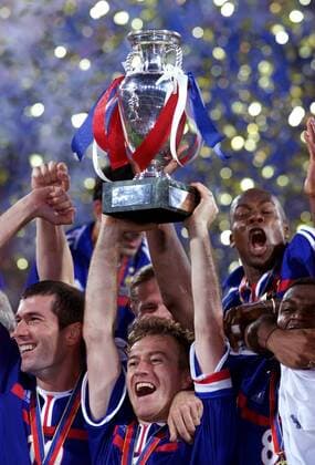 V. li.: Zinedine Zidane, Didier Deschamps (mit Pokal), Wiltord und Desailly (alle Frankreich) sind die neuen Europameister Fußball EM Herren Europameisterschaft 2000, Nationalmannschaft, Nationalteam, Nationaltrikot, Länderspiel, Finale Gruppe De Kuip Rotterdam Glück, Harmonie, Begeisterung, Freude, Kameradschaft,