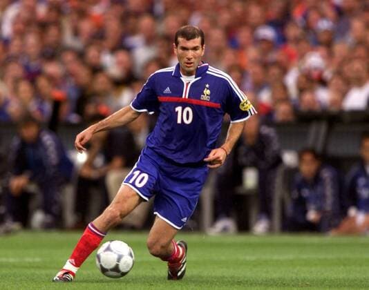 Zinedine Zidane (Frankreich) am Ball Fußball EM Herren Europameisterschaft 2000, Nationalmannschaft, Nationalteam, Nationaltrikot, Länderspiel, Finale Einzelbild De Kuip Rotterdam Dynamik,
