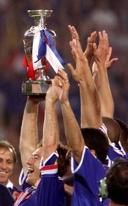 Didier Deschamps (Frankreich) stemmt jubelnd den Siegerpokal hoch Fußball EM Herren Europameisterschaft 2000, Nationalmannschaft, Nationalteam, Nationaltrikot, Länderspiel, Finale Gruppe De Kuip Rotterdam Glück, Begeisterung, Freude,
