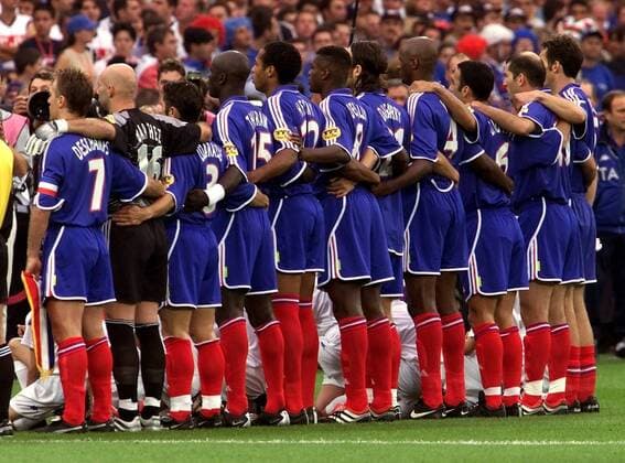 Die Franzosen umarmen sich vor dem Spiel beim Singen der Nationalhymne Fußball EM Herren Europameisterschaft 2000, Nationalmannschaft, Nationalteam, Nationaltrikot, Länderspiel, Finale Totale De Kuip Rotterdam Harmonie Kameradschaft