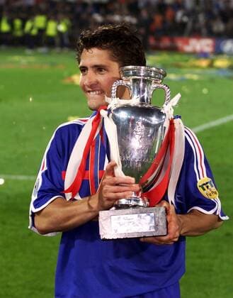 Bixente Lizarazu (Frankreich) präsentiert stolz den leicht beschädigten Siegerpokal Fußball EM Herren Europameisterschaft 2000, Nationalmannschaft, Nationalteam, Nationaltrikot, Länderspiel, Finale Einzelbild De Kuip Rotterdam Glück, Begeisterung, Freude,