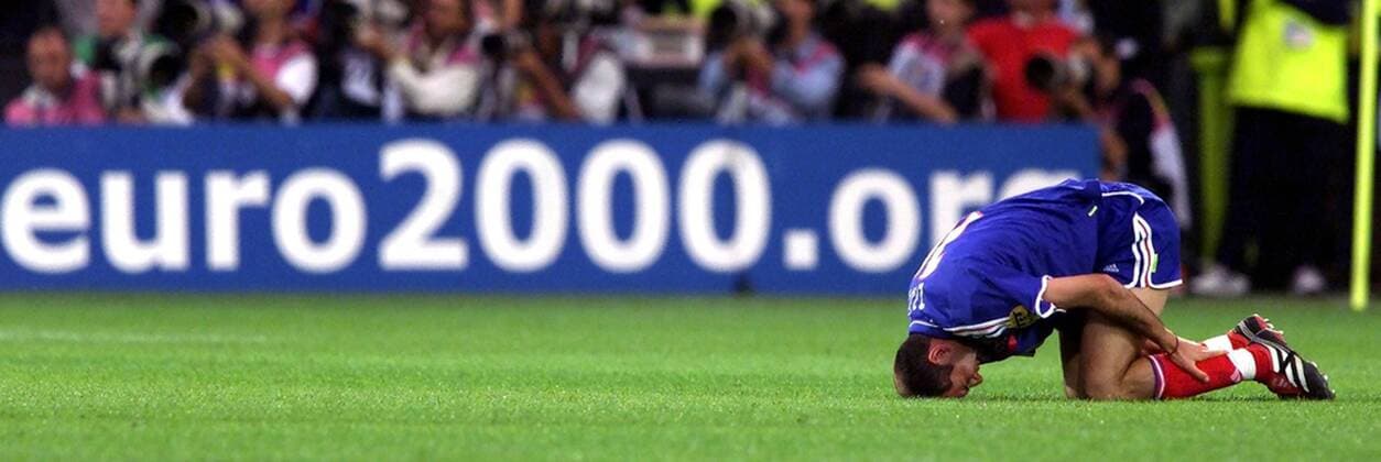 Fußball, EM Finale 2000 in Rotterdam, Frankreich - Italien 2-1 n.V. Zinedine Zidane (Frankreich) kniet vor dem Schriftzug der Webadresse der Euro 2000 Fußball EM Herren Europameisterschaft 2000, Nationalmannschaft, Nationalteam, Nationaltrikot, Länderspiel, Finale Totale De Kuip Rotterdam